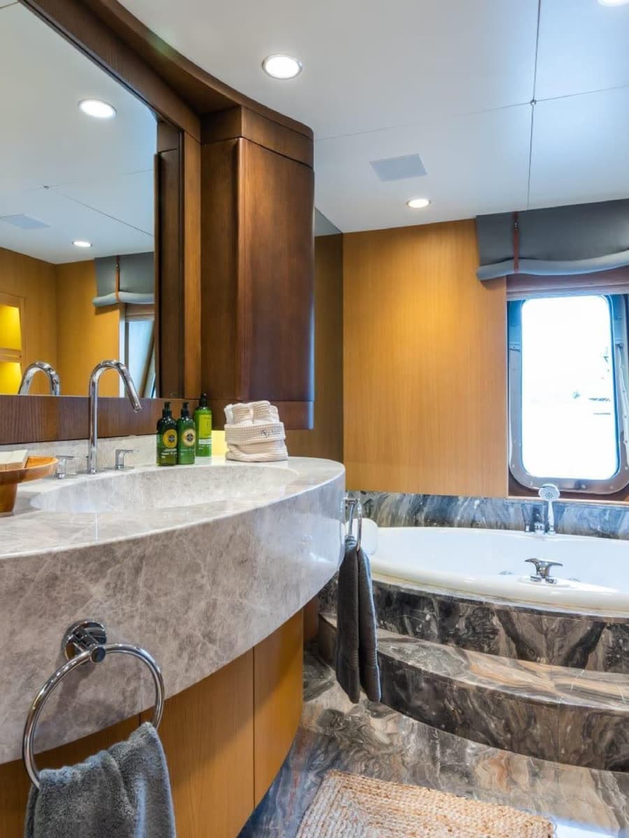 The stone bath with soaking tub
