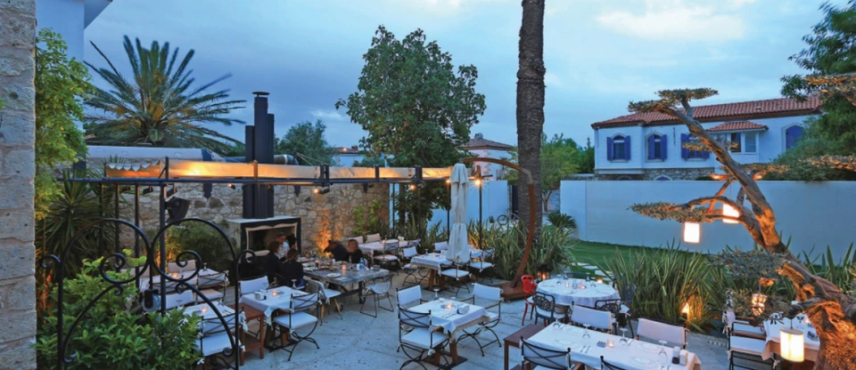 An al-fresco table of Aegean mezes in Alaçatı